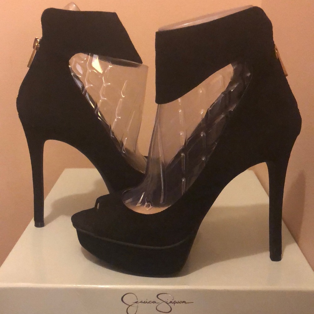 Jessica Simpson pumps